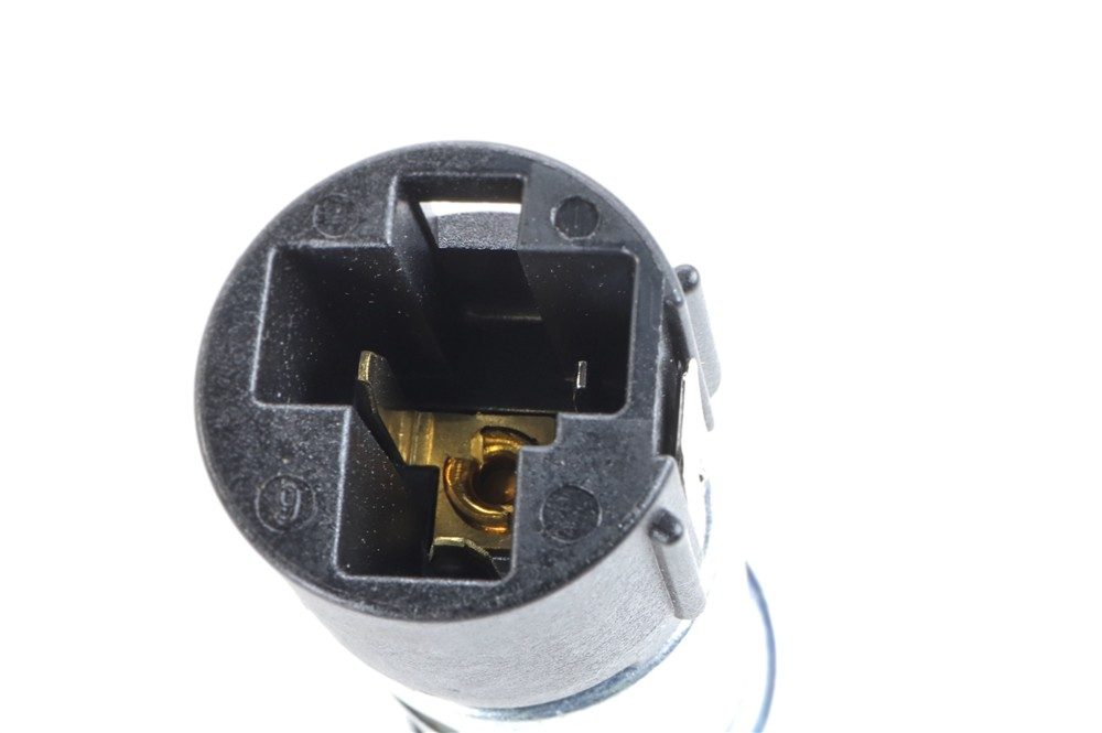 GM Genuine Parts Center Console 12 Volt Accessory Power Outlet Socket 84186652 — image 3